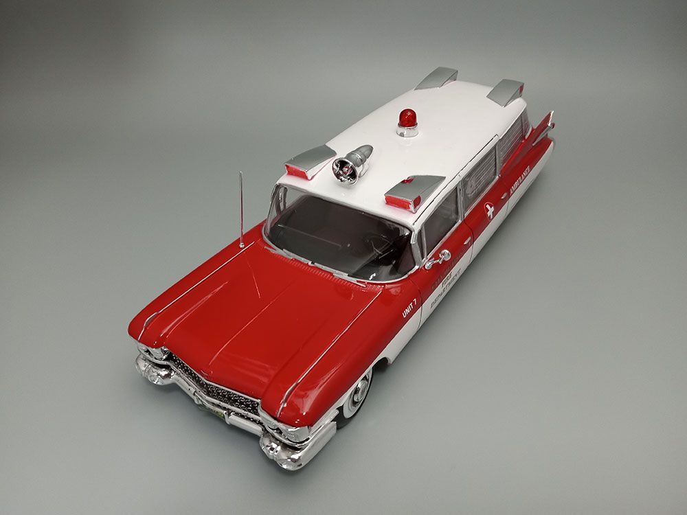 AMT 1/25 1959 Cadillac Ambulance With Gurney Model Kit