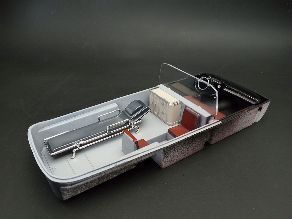 AMT 1/25 1959 Cadillac Ambulance With Gurney Model Kit