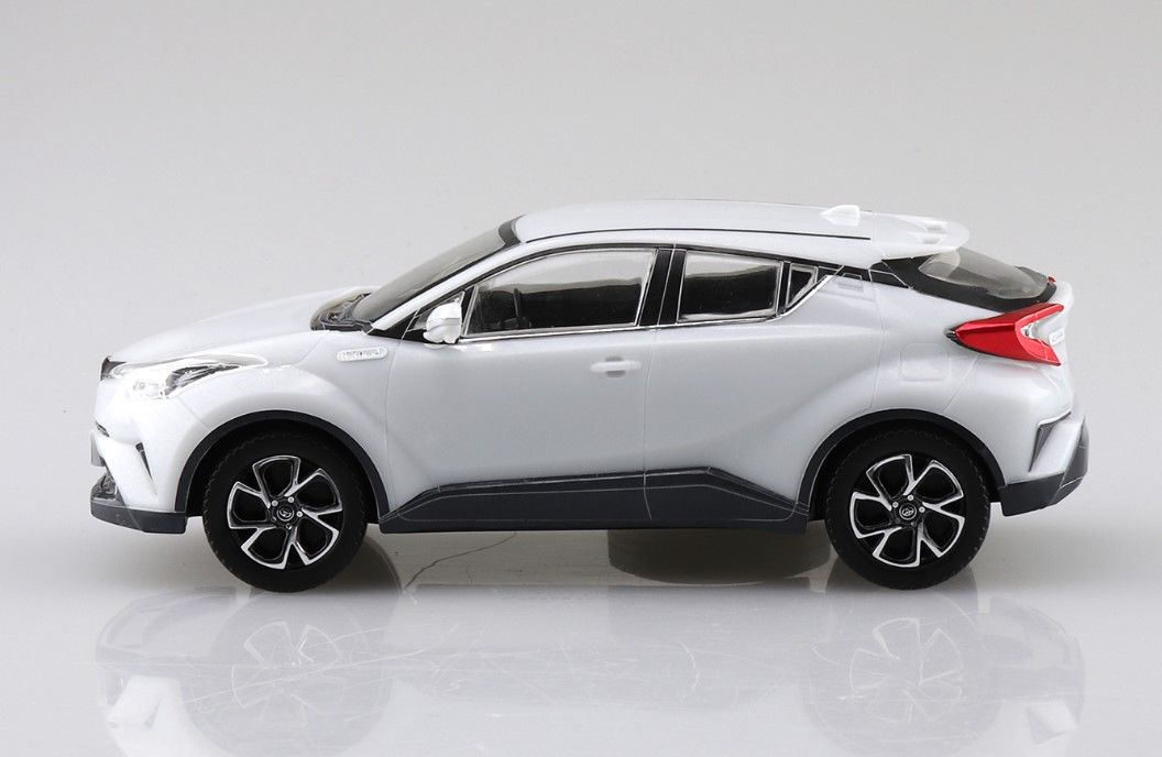 Aoshima 1/32 Scale Toyota C-HR (White Pearl Crystal Shine) Snap