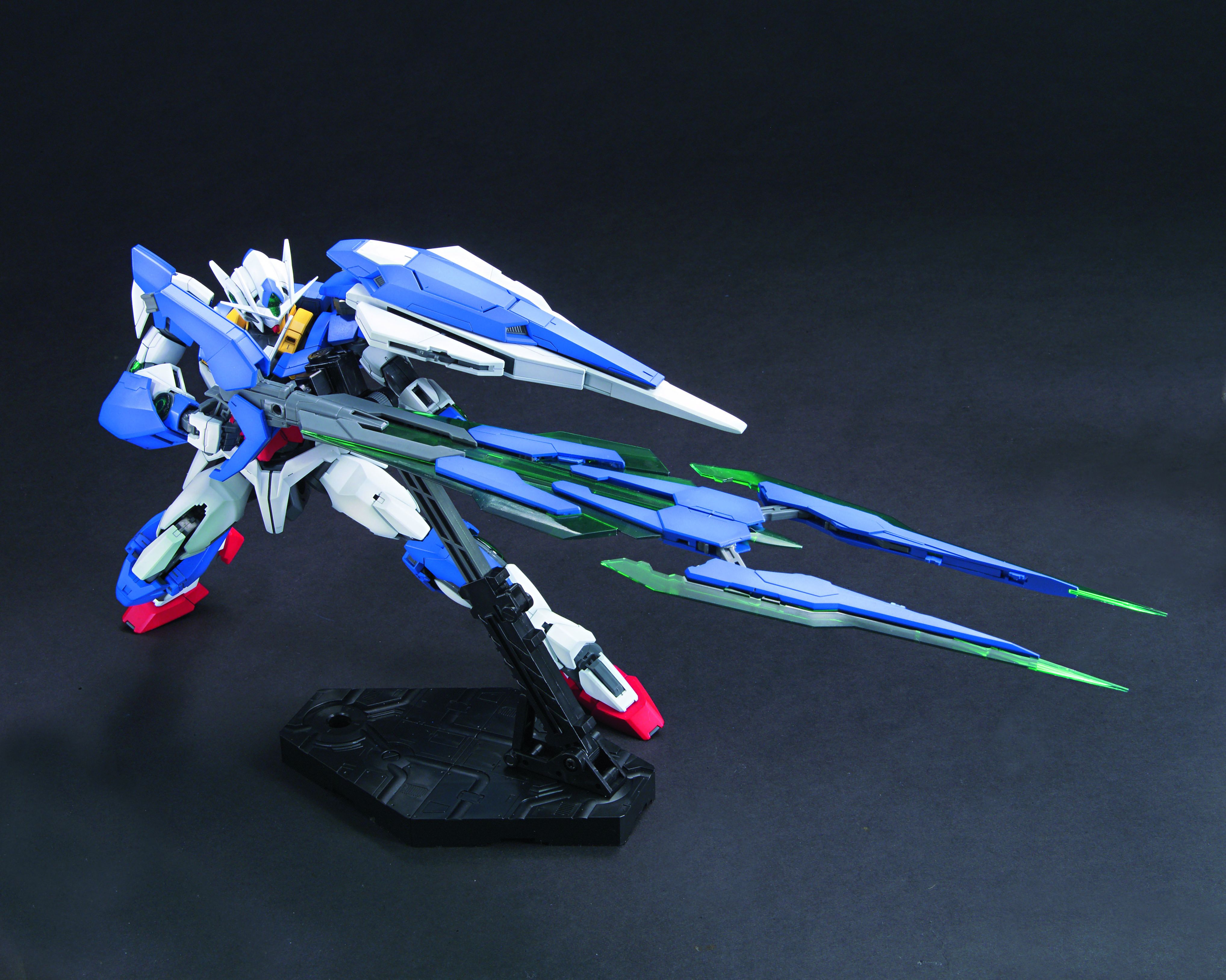 Bandai 1/100 Scale MG Gundam 00 Qan[T] Model Kit